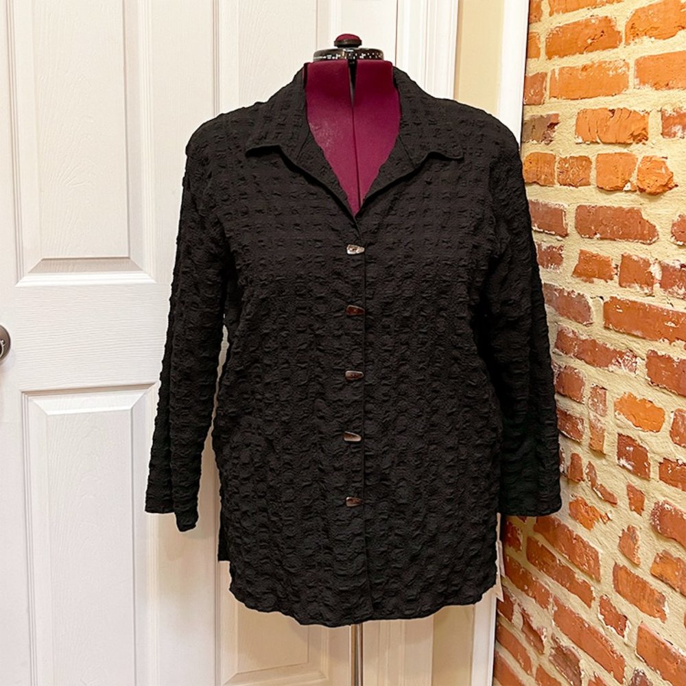 NWT Vikki Vi Relaxed Black Pucker Fabric Blouse/Topper w/ Asymmetrical Buttons